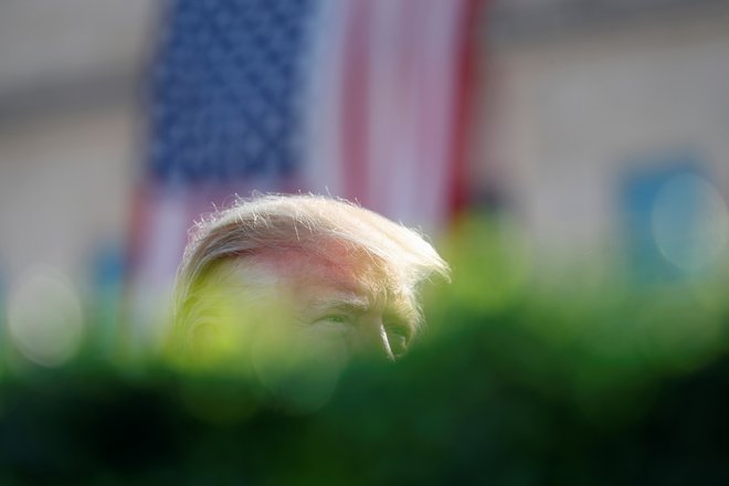 &raquo;Velika zmaga meje na vrhovnem sodišču ZDA okrog azila,&laquo; je tvitnil Trump. FOTO: Kevin Lamarque/Reuters