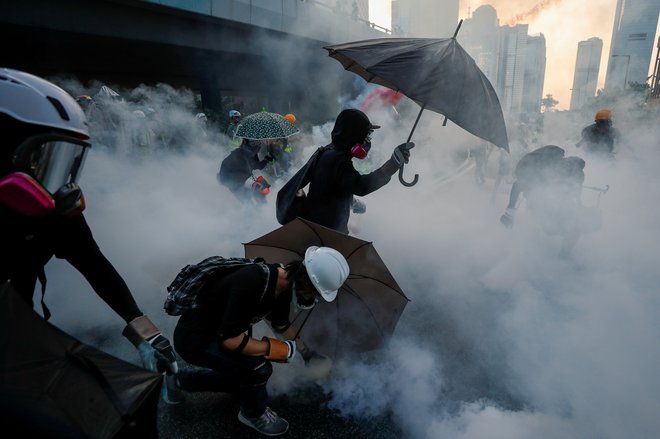 Policija je v stotih dneh aretirala več kot 1400 aktivistov, vlada je ponudila dialog, a so že za prihodnji konec tedna napovedane nove demonstracije. FOTO: Reuters