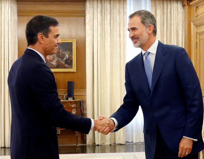 Kot zadnjega izmed predsednikov parlamentarnih strank je kralj Filip VI. danes sprejel vodjo socialistov Pedra Sáncheza. Foto: Pool Reuters
