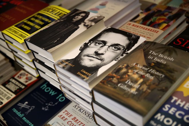 Snowden v knjigi opisuje svojo zgodbo in pojasnjuje, zakaj je tvegal lastno svobodo, da razkrije nemoralno početje ameriškega državnega aparata. FOTO: AFP