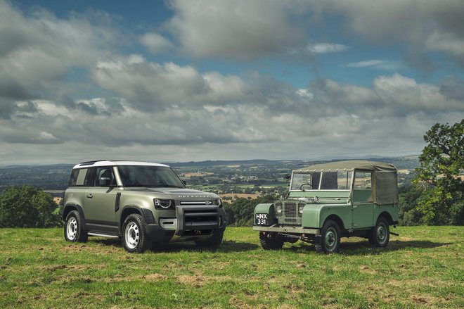 Defender nekoč in danes.Enega pravih terencev, ki je svojo zgodovino začel pisati že dolgo nazaj, so spet oživili. Foto Land Rover