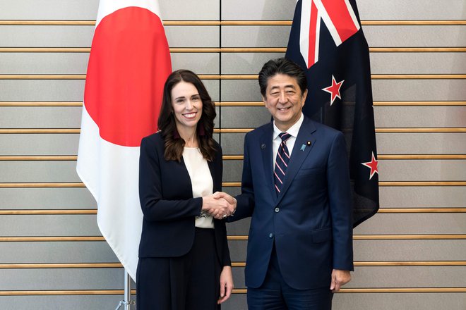 Ardernova se je kljub neljubemu spodrsljaju prisrčno pozdravila z japonskim premierom Shinzom Abejem. FOTO: Tomohiro Ohsumi/ AFP