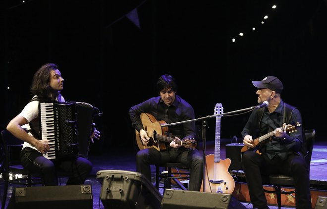 Marko Hatlak in Vlatko Stefanovski si velikokrat delita oder. FOTO: Jože Suhadolnik/Delo