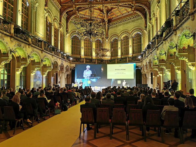 Čeprav je bila konferenca vrhunsko organizirana, se zdi, da ljudi še vedno bolj zanimajo tehnološke naprave kot njihov vpliv na družbo. Foto Lucijan Zalokar