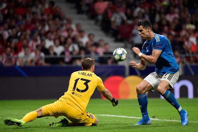 Vratar Jan Oblak se je vnovič boril tudi s Cristianom Ronaldom. FOTO: AFP