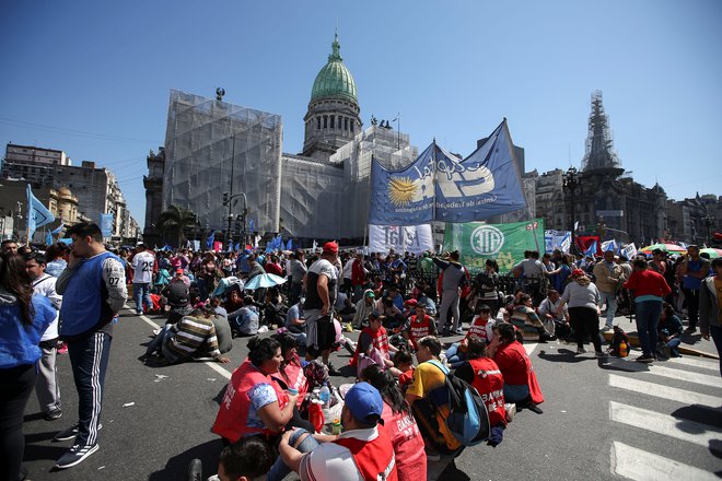 Protesti so stalnica na ulicah prestolnice Buenos Aires. FOTO: Agustin Marcarian/Reuters