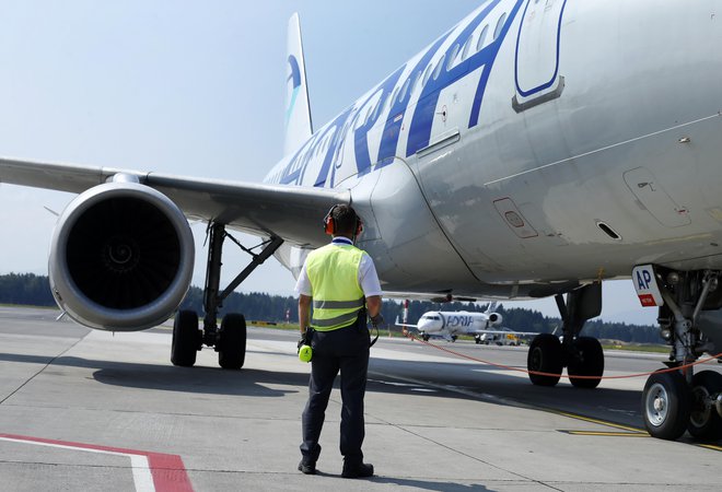 Zmanjšanje flote zaradi zasega letal bi Adrii Airways povzročilo težave ne le zaradi odpovedi lastnih letov, ampak bi lahko prizadelo tudi operacije, ki jih Adrijine posadke izvajajo za tuje letalske družbe (ACMI). FOTO: Matej Družnik/Delo