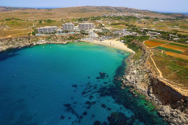 Golden bay je dobil ime bo zlati barvi peska, ob njem luksuzni hotel. FOTO: Malta Toursit Authority