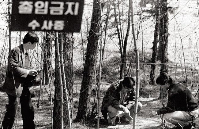Veliko število policistov in preiskovalcev je v osemdesetih preiskovalo serijske umore v Hwaseongu. FOTO: The Corea Herald