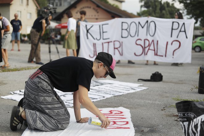 Julijski protest v organizaciji platforme Kje bomo pa jutri spali? kot odgovor na odločitev vlade o odkupovanju zemljišč v lasti DUTB po tržnih cenah s strani Stanovanjskega sklada RS. FOTO: Leon Vidic/Delo