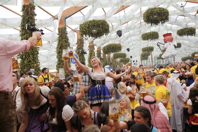 Oktoberfest je lani obiskalo 6,3 milijona obiskovalcev, rekord pa je dosegel leta 1985, ko jih je bilo več kot sedem milijonov. FOTO: Reuters