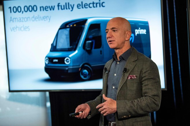 Jeff Bezos želi biti tudi med vodilnimi pri premiku v brezogljično družbo. FOTO: Eric Baradat/AFP