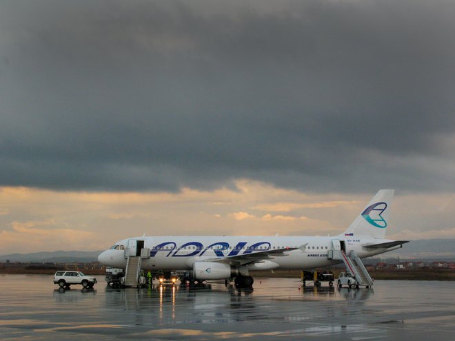 Adria Airways se sooča z zahtevnimi poslovnimi razmeram, pravijo v prevozniku. FOTO: Jože Suhadolnik/Delo