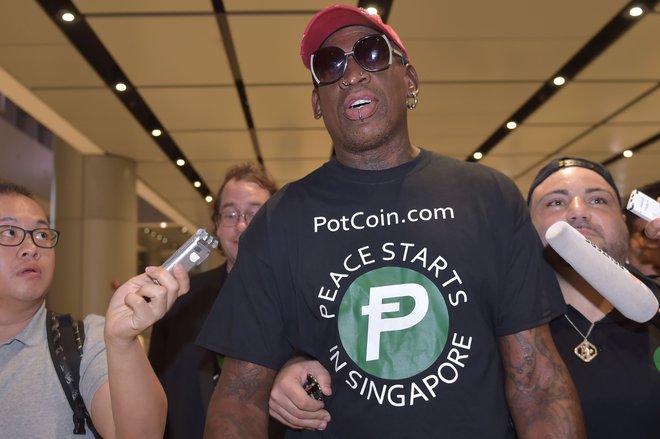 Dennis Rodman spet dviguje prah. FOTO: Adek Berry/AFP