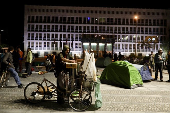 Protestno spanje pred parlamentom FOTO: Voranc Vogel/Delo