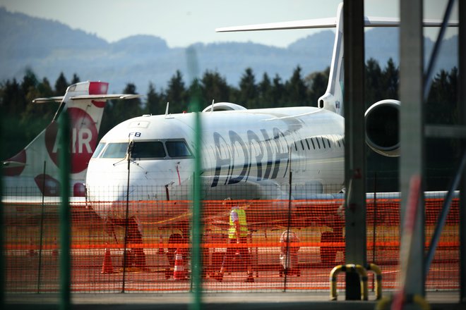 Pri Adrii Airways napovedujejo zamude še za nekaj popoldanskih letov. FOTO: Jure Eržen