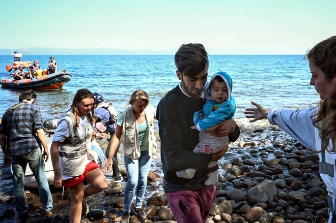 Migrante na grškem otoku Lezbosu pričakajo humanitarni delavci, to je zgolj ena od mnogih postaj na dolgi balkanski poti. Foto AFP