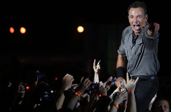 Bruce Springsteen je unikaten v tem, kako se zna vživeti v ljudi pod odrom. FOTO: Reuters&nbsp;