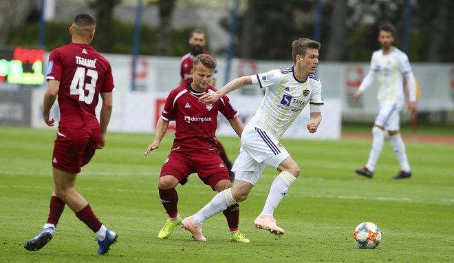 Mariborčani so v Kranju dosegli četrto zaporedno zmago v 1. SNL, prvi gol pa je zabil Aleks Pihler (desno).&nbsp; FOTO: Jože Suhadolnik/Delo