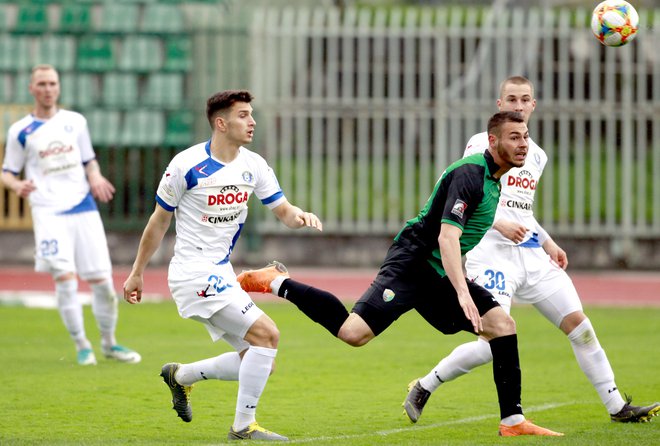 Velenjski napadalec Dominik Radić je bil razpoložen, a je prepozno začel zabijati. FOTO: Roman Šipić/Delo