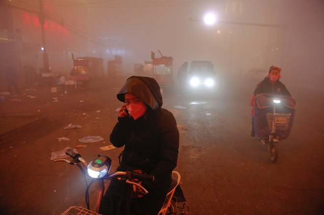 Kitajski izpust ogljikovega dioksida se je v letu 2018 povečal za 2,3 odstotka in se bo v skladu z zdaj veljavno politiko povečeval vse do leta 2030. FOTO: Damir Sagolj/Reuters