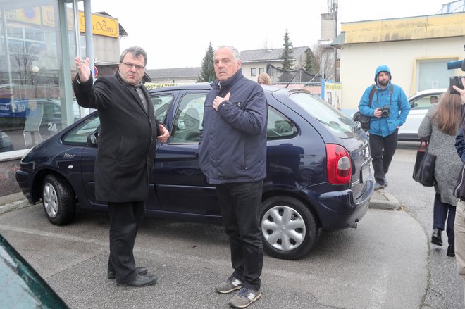 Sodnik Zvjezdan Radonjić (levo) in Milko Novič (desno) ob rekonstrukciji domnevne poti obtoženega v času umora. FOTO: Marko Feist