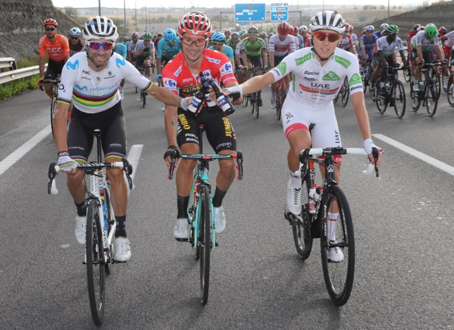 Izbrana družba z Vuelte: drugouvrščeni Alejandro Valverde, zmagovalec Primož Roglič in tretjeuvrščeni Tadej Pogačar. FOTO: Twitter