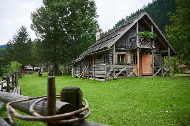 Vlcerska hiša v Lučah, kjer imajo postavljeno tudi manjšo etnološko vasico osmih hišk, v katerih predstavljajo stare rokodelske obrti. FOTO Tomo Jeseničnik/visitsavinjska.com