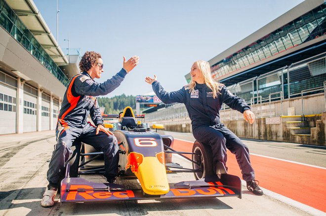 Sesti v dirkalni avtomobil in ga popeljati po svetovno znanem dirkališču, so bile sanje, ki so se zdele neuresničljive, do sedaj. Foto Red Bull