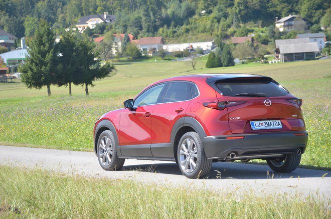 CX-30 izstopa z zelo elegantnim zadkom.<br />
Foto Gašper Boncelj