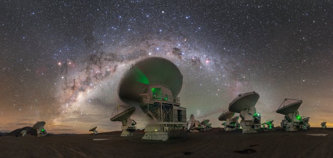 Na 5000 metrov visoki planoti Chajnantor na severu Atakame stoji največji observatorij na svetu ALMA (Atacama Large Milimeter Array). Sestavlja ga 66 teleskopov s premerom 12 metrov, s katerimi astronomi lahko opazujejo orjaške meglice, ki se oblikujejo v zvezde, ter galaksije na samem robu vidnega vesolja. Foto ESO