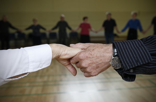 Prejemnik transferja ne more biti v ugodnejšem socialnem položaju od tistega, ki si sredstva za preživetje zagotavlja z delom ali na podlagi pravic iz dela, načrtovan poseg utemeljuje ministrstvo. FOTO: Blaž Samec/Delo