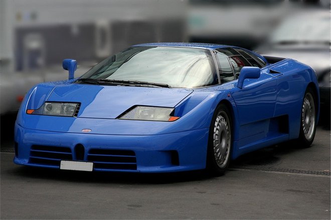 Bugatti EB 110 je bil s ceno 690.000 nemških mark, dvanajstvaljnikom s štirimi turbopolnilniki in štirikolesnim pogonom ena najbolj avantgardnih avtomobilskih stvaritev svojega časa. FOTO: Wikimedia