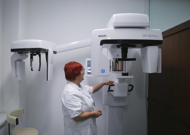 Novi zobni rentgen 3D bo olajšal diagnostiko in operacije zobozdravnikom na ljubljanski stomatološki kliniki.&nbsp;FOTO: Jože Suhadolnik/Delo