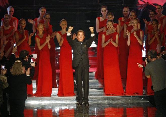 Valentino Garavani, ki se je v zgodovino mode zapisal predvsem z večernimi oblekami in rdečo barvo, je z modne brvi uradno sestopil z revijo januarja 2008 v Parizu.