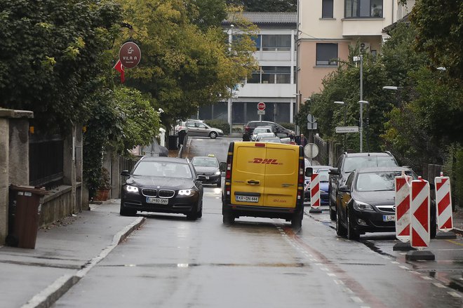 Zaradi zapore južnega dela Parmove so bili številni vozniki, ki so se vozili po enosmerni Livarski, precej zmedeni. FOTO: Leon Vidic/Delo