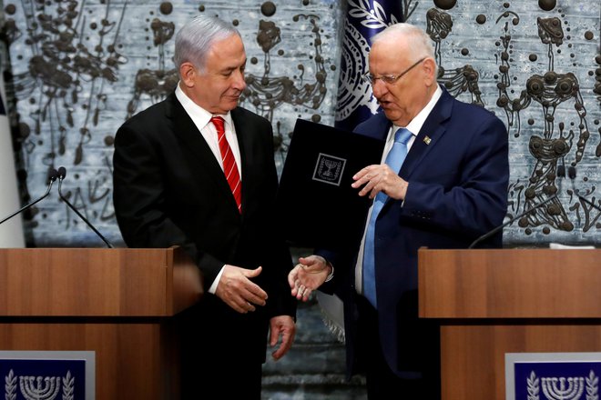 Izraelski predsednik Reuven Rivlin je mandat za sestavo vlade podelil Banjaminu Netanjahuju. FOTO: Ronen Zvulun/Reuters