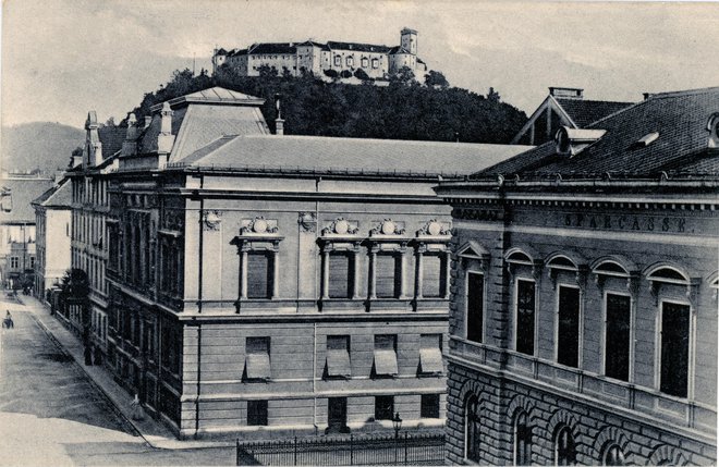 Pročelje Kranjske hranilnice (skrajno desno), pred njim Slovenski narod oziroma Narodna tiskarna (druga hiša levo) zraven prazne parcele, kjer je danes stavba Konzorcija.