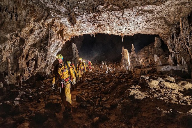 V jami so lahko občudovali čudovite stvaritve narave, a hkrati občutili njeno negostoljubnost. FOTO: Esa – A. Romeo