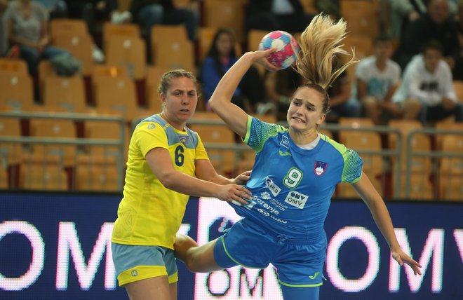 Nina Žabjek je na tekmi proti rokometašicam Kosova v Mariboru prispevala pet golov. FOTO: Tadej Regent/Delo