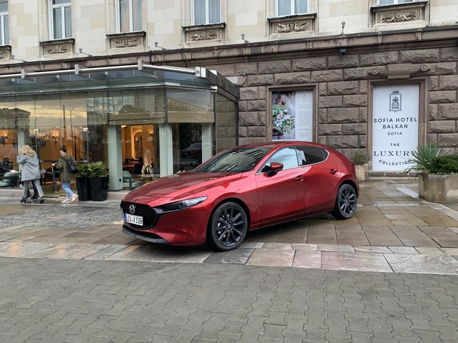 Mazda3 je še zelo nov Mazdin tekmec v nižjem srednjem razredu. Zdaj je na voljo tudi z drugačnim bencinskim motorjem.<br />
Foto Blaž Kondža