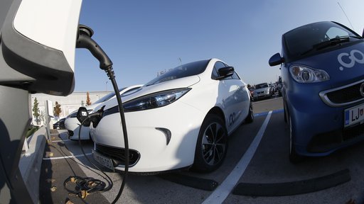 Po slovenskih cestah se bo ob koncu leta vozilo okoli 2 tisoč električnih baterijskih avtomobilov.<br />
Foto Blaž Samec