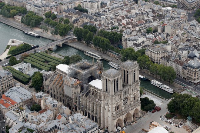 &raquo;Simbolika notredamske katedrale je močna,&laquo; pravi generalni vikar pariške nadškofije Benoist de Sinety, saj pripoveduje o Franciji, posebno o njeni moderni zgodovini, in tako tudi o Evropi. Foto: Reuters