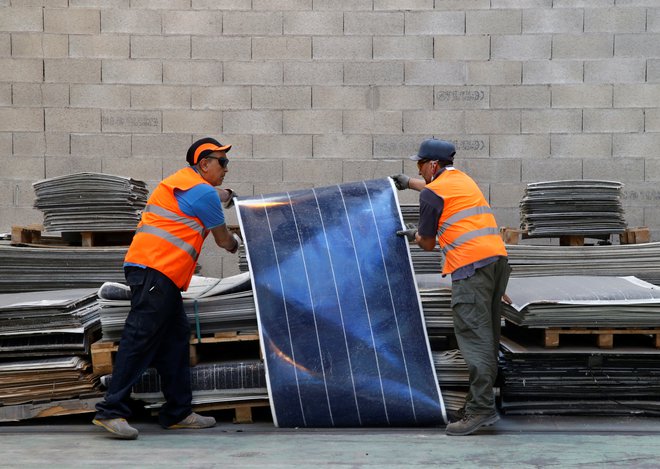 V Evropi se predelava odpadnih solarnih panelov že uveljavlja. FOTO: Reuters