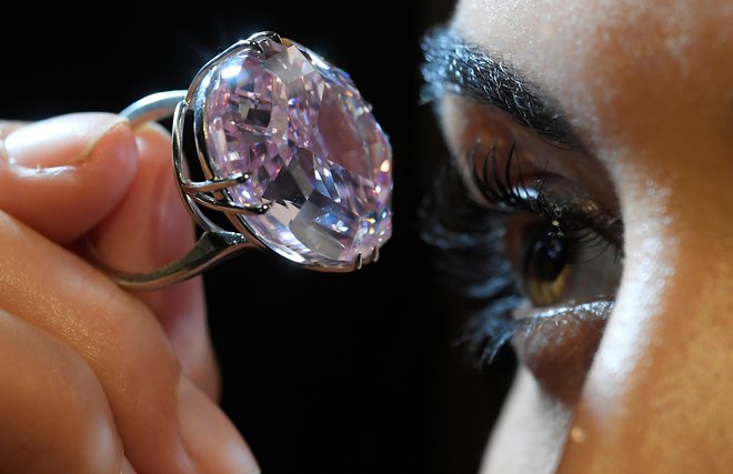 Rožnata zvezda, največji rožnati diamant na svetu, je bila za kupca vredna 71 milijonov dolarjev FOTO: Reuters
