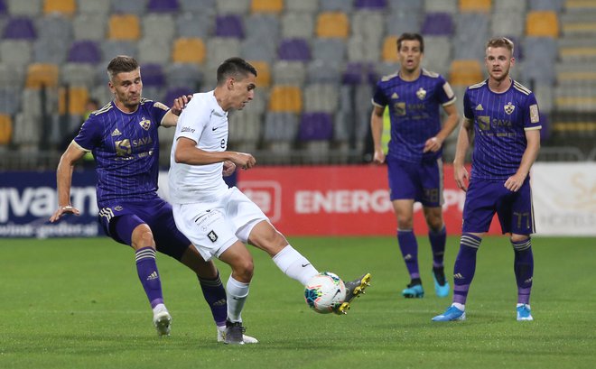 Luka Menalo je bil v Ljudskem vrtu do izključitve Vitalijsa Maksimenka nerešljiva uganka za vijolične, pri katerih je Rudi Požeg Vancaš (desno) eden od najmočnejših adutov. FOTO: Tadej Regent/Delo