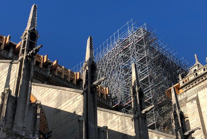 »Simbolika notredamske katedrale je močna,« pravi generalni vikar pariške nadškofije Benoist de Sinety, saj pripoveduje o Franciji, posebno o njeni moderni zgodovini, in tako tudi o Evropi. Foto: Mimi Podkrižnik