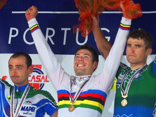 Andrej Hauptman (desno, ob njem Oscar Freire in Paolo Bettini) je s 3. mestom v Lizboni 2001 osvojil doslej edino slovensko koljano na cestni dirki profersionalcev na SP. FOTO: Reuters