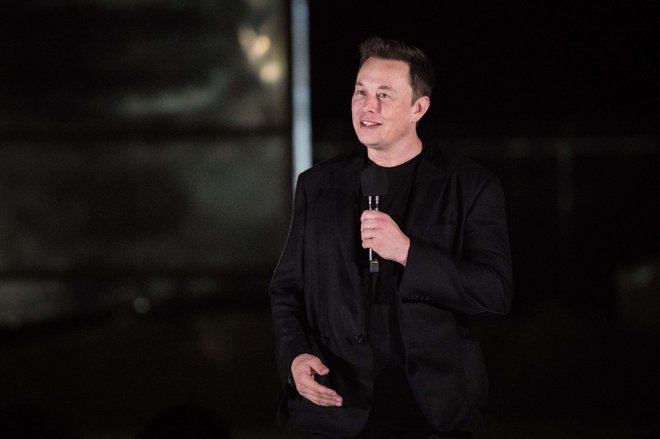 Dobro razpoloženi Musk je poudaril, da želijo pri Spacexu navdahniti ljudi, da je lahko prihodnost tudi svetla. FOTO:  Loren Elliott/AFP