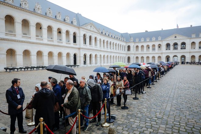 Pred vojaško bolnišnico, ki je tradicionalno mesto slovesa za francoske državnike in druge pomembne osebnosti, se je zbralo več tisoč ljudi. FOTO: Kamil Zihnioglu/AFP